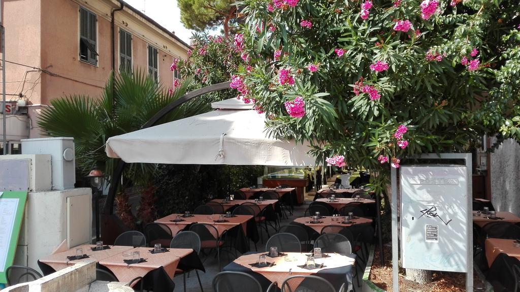 Case Vacanze Borgo Marina Imperia Exterior photo
