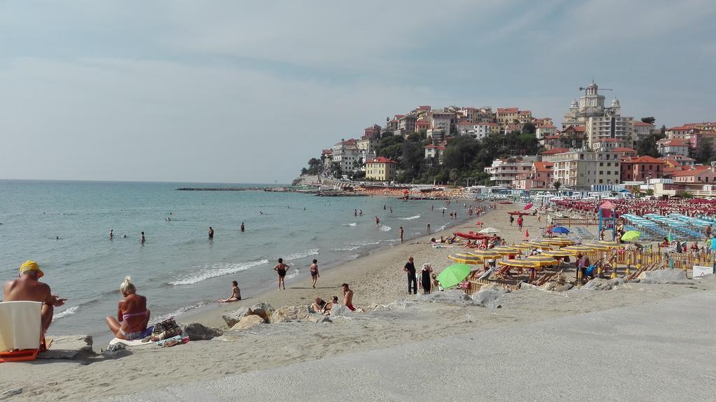 Case Vacanze Borgo Marina Imperia Exterior photo