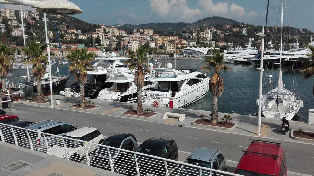 Case Vacanze Borgo Marina Imperia Exterior photo