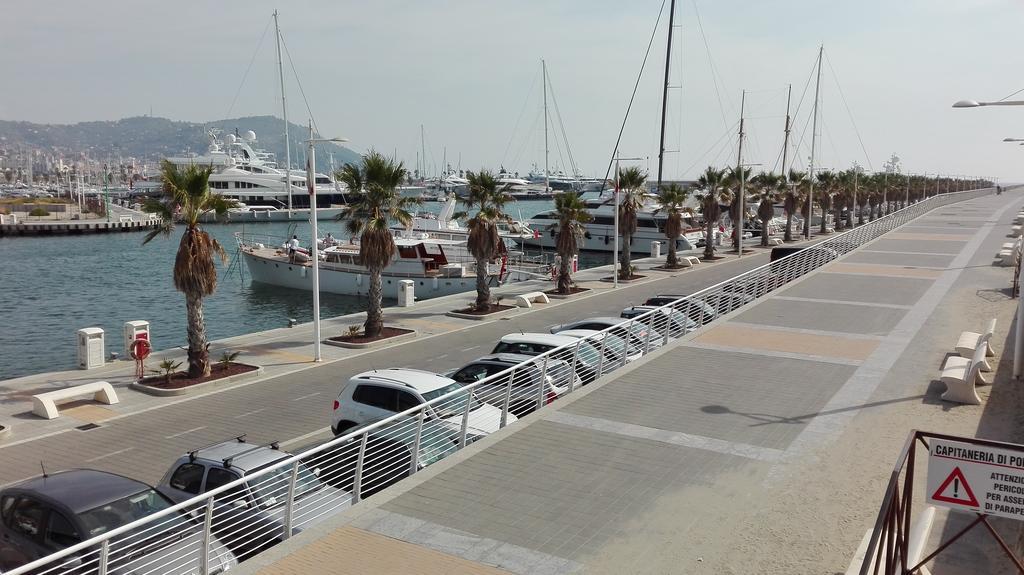 Case Vacanze Borgo Marina Imperia Exterior photo