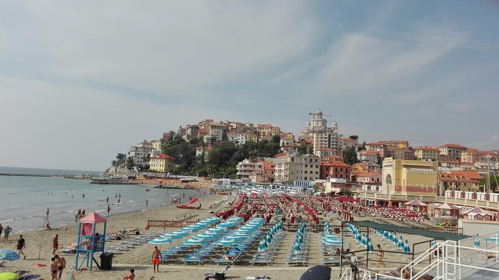 Case Vacanze Borgo Marina Imperia Exterior photo