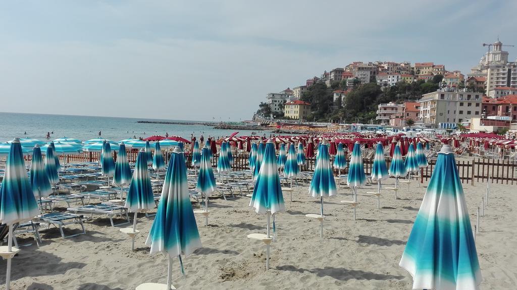 Case Vacanze Borgo Marina Imperia Exterior photo
