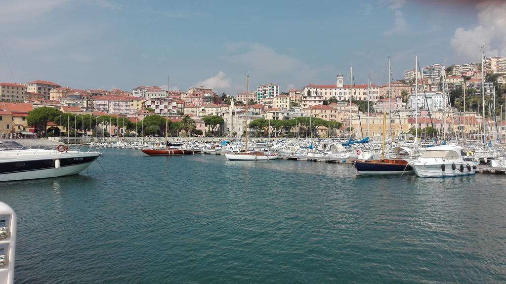 Case Vacanze Borgo Marina Imperia Exterior photo